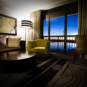 King Suite Lake View